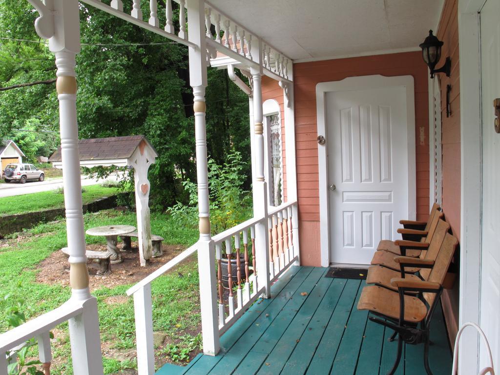 Cottages On Main Eureka Springs Exterior photo